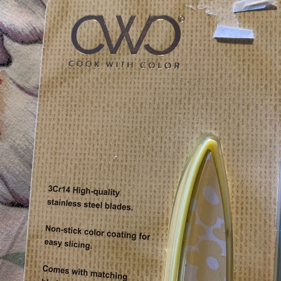 3-Piece Essential Knives Set - Blue and Yellow - Picture 4 of 7